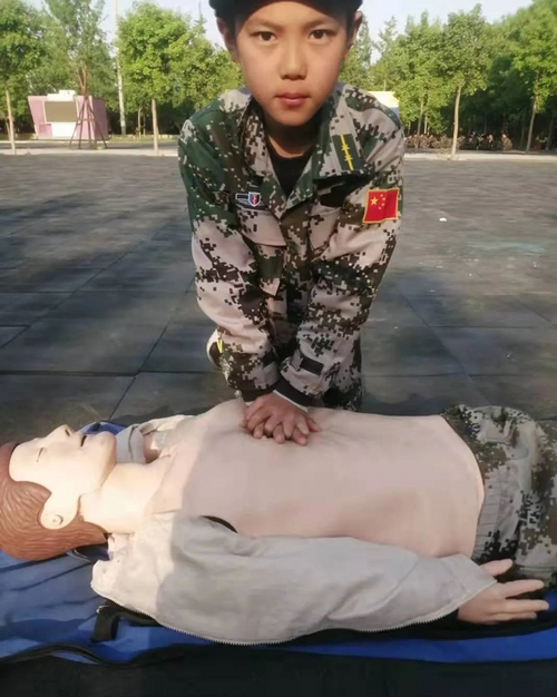 体验式教育理念,结合军队环境氛围,武器装备等,融入拓展训练的精华